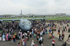 Peringati HUT TNI, Warga Padati Pameran Pesawat di Lanud Husein Satranegara