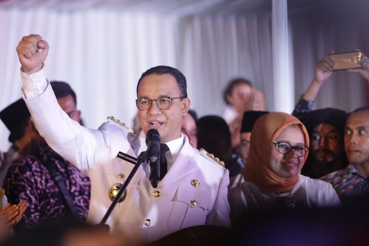 Gubernur DKI Jakarta terpilih Anies Baswedan dan Wakil Gubernur Sandiaga Uno memberikan sambutan usai melakukan serah terima jabatan (sertijab) di Balai Kota DKI Jakarta, Senin (16/10/2017). Anies Baswedan dan Sandiaga Uno menjabat Gubernur DKI Jakarta dan Wakil Gubernur DKI Jakarta untuk periode 2017-2022.