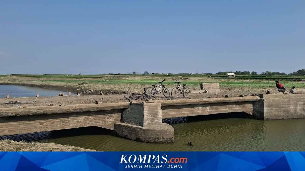 Melihat Jembatan Kuno yang Ditenggelamkan di Dasar Waduk Gajah Mungkur