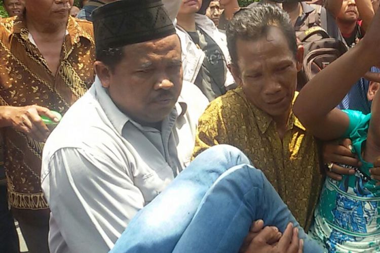 Roni Nasution (25), suami Titik Kateningsih histeris dan menangis tak kuasa menahan kesedihan setelah ditinggal istrinya meninggal dalam kecelakaan di Malaysia, Jumat ( 27/10/2017) 