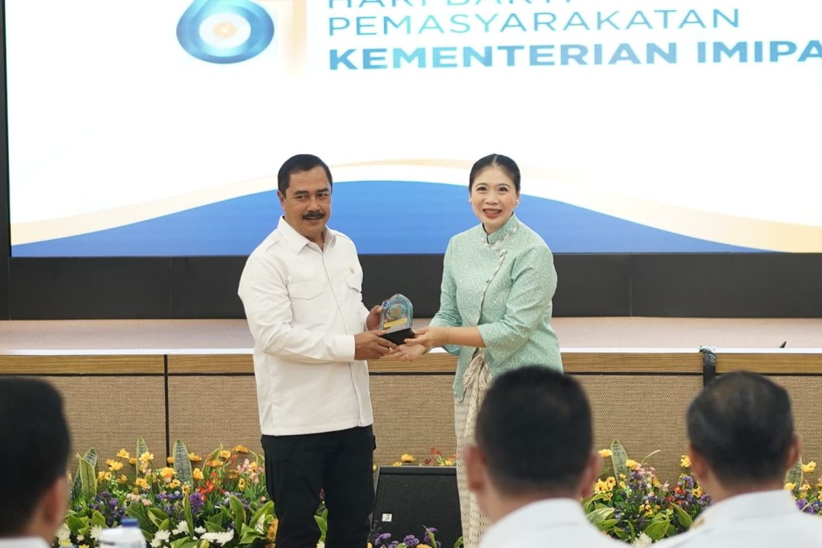 Second Chance Foundation (SCF) menyerahkan penghargaan berupa Koin Scholas kepada Menteri Imigrasi dan Pemasyarakatan (28/4/2025).

