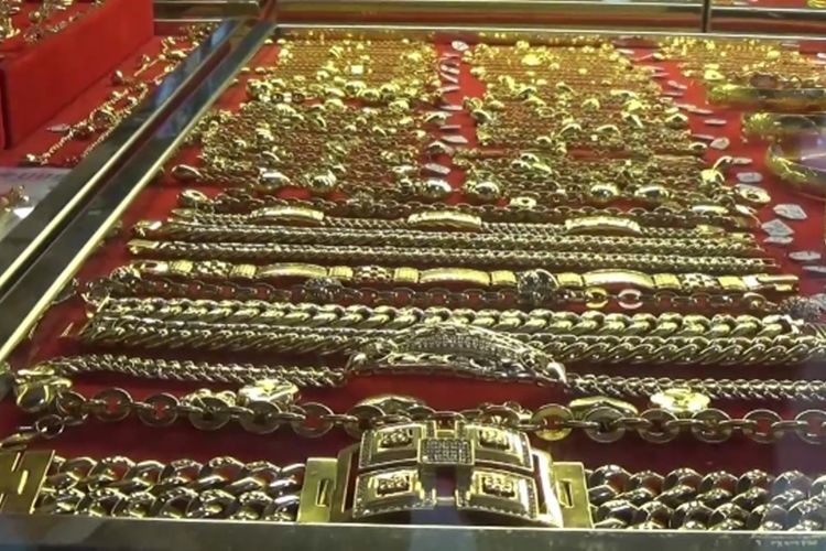 Istri Petani di Polman Gadai Perhiasan Emas Untuk Modal Turun Sawah
