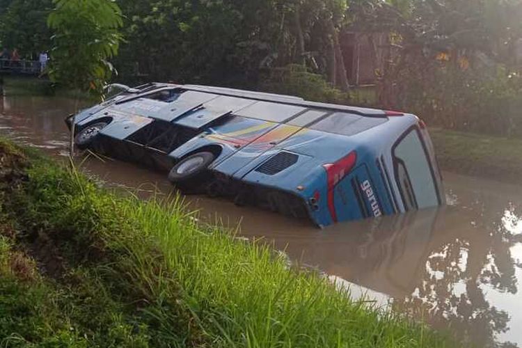 Bus PO Garuda Mas jurusan Jakarta - Blora berpenumpang 30 orang nyemplung ke sungai di Jalan Raya Semarang - Purwodadi, Desa Tinanding, Kecamatan Godong, Kabupaten Grobogan, Jawa Tengah, Minggu (13/11/2022).