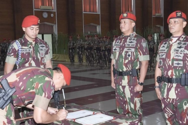 Brigjen Achiruddin (dua dari kanan) menyerahkan jabatan Wakil Komandan Jenderal (Wadanjen) Komandan Pasukan Khusus (Kopassus) kepada Brigjen Yudha Airlangga. Prosesi serah terima jabatan (sertijab) itu dipimpin Danjen Kopassus Mayjen Deddy Suryadi di Gedung Balai Komando, Markas Kopassus, Cijantung, Jakarta Timur, Senin (11/12/2023).