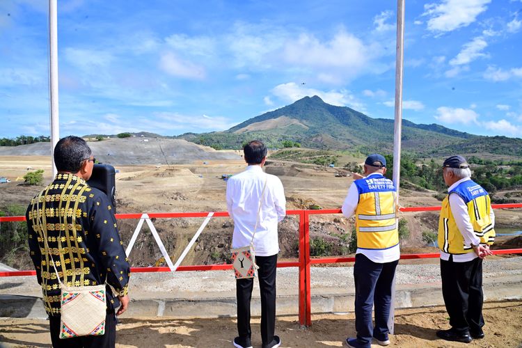 Presiden Joko Widodo meninjau progres pembangunan Bendungan Mbay di Kabupaten Nagekeo, Provinsi Nusa Tenggara Timur (NTT), Selasa (5/12/2023).