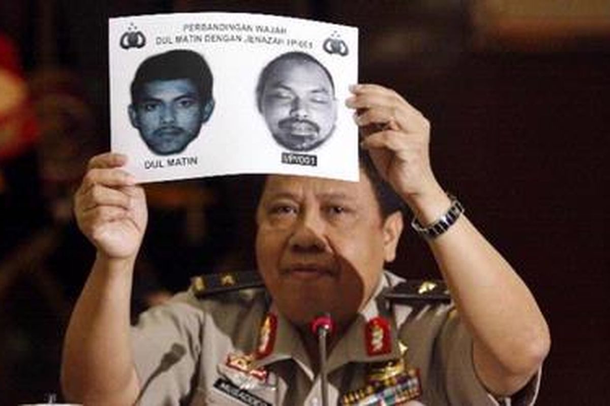 Kepala Pusdokkes Mabes Polri Brigjen Pol dr Musaddeq Ishaq menunjukkan foto tersangka teroris Dulmatin di Mabes Polri, Jakarta Selatan, Rabu (10/3/2010).