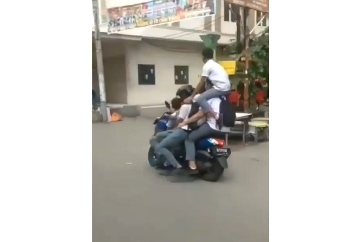 Viral Lima Anak SMA Boncengan di Atas Satu Motor Halaman all - Kompas.com