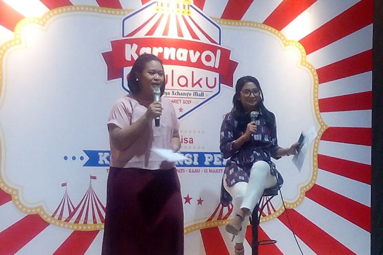 Direktur Corporate Affairs adn Public Relation Akulaku Indonesia, Anggie Setia Ariningsih (kanan) memberi penjelasan di Jakarta, Rabu (13/3/2019).