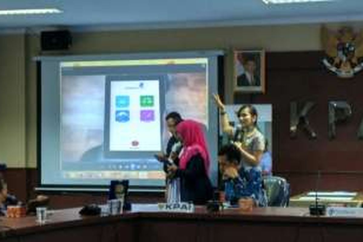 Kepala Sosialisasi KPAI Erlinda saat melakukan simulasi pengaduan melalui aplikasi perlindungan anak online di Kantor KPAI, Jakarta Pusat, Senin (25/4/2016).