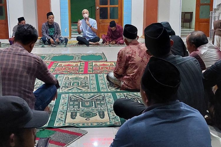 Ganjar Pranowo bersama dengan warga Desa Wadas saat berdialog di Masjid Nuruh Huda, Rabu (09/03/2022) malam.
