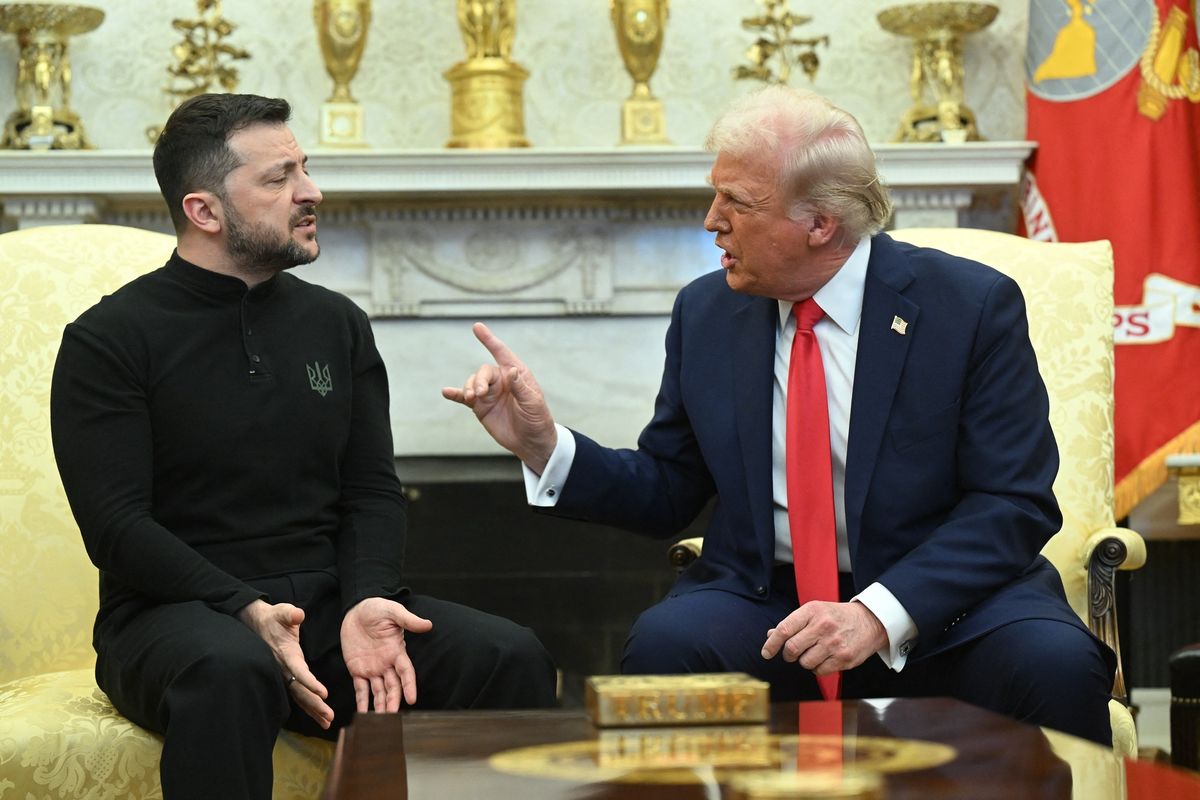 Presiden Amerika Serikat Donald Trump (kanan) dan Presiden Ukraina Volodymyr Zelensky (kiri) saat berdebat sengit mengenai kesepakatan mineral langka di Oval Office, Gedung Putih, Washington DC, AS, Jumat (28/2/2025).