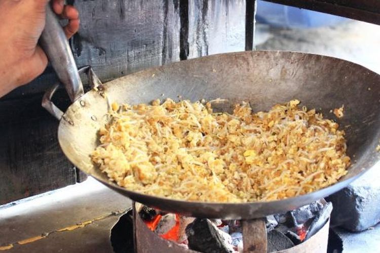 Kuliner yang satu ini mulai dijual sekitar tahun 1970an di kawasan pecinan Semarang. Salah satu pelopornya ialah nenek dari Ernes, seorang pedagang Lumpia Bogor yang sudah generasi ketiga sejak 1972.