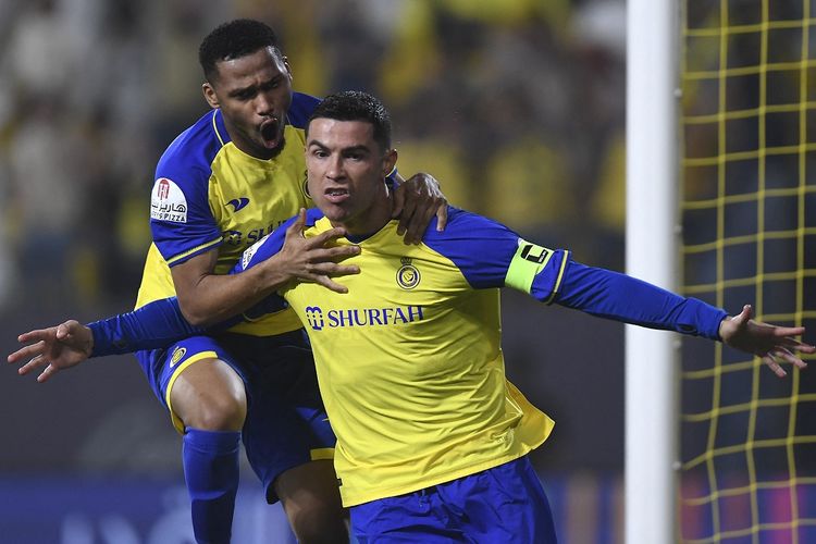 Penyerang Al Nassr Cristiano Ronaldo merayakan golnya ke gawang Al Raed dalam laga lanjutan Liga Arab Saudi 2022-2023 di KSU Stadium, Riyadh, pada Sabtu (29/4/2023) dini hari WIB. Terkini, Al Nassr dihukum FIFA terkait masalah transfer Ahmed Musa dari Leicester City.