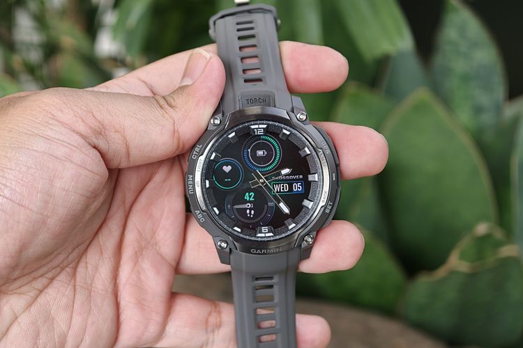 Jarum jam analog di Garmin Instinct Crossover AMOLED.