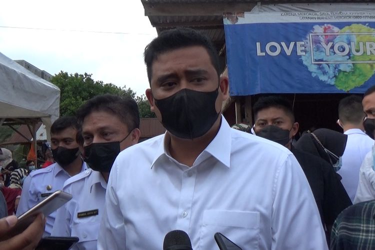 Wali Kota Medan, Bobby Nasution menyaksikan proses pengambilan sampel pada acara swab antigen massal di Kelurahan Gedung Johor, Kecamatan Medan Johor, Rabu (2/6/2021)