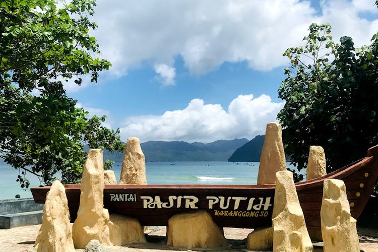 Pantai Pasir Putih Trenggalek adalah wisata di Trenggalek, Jawa Timur.
