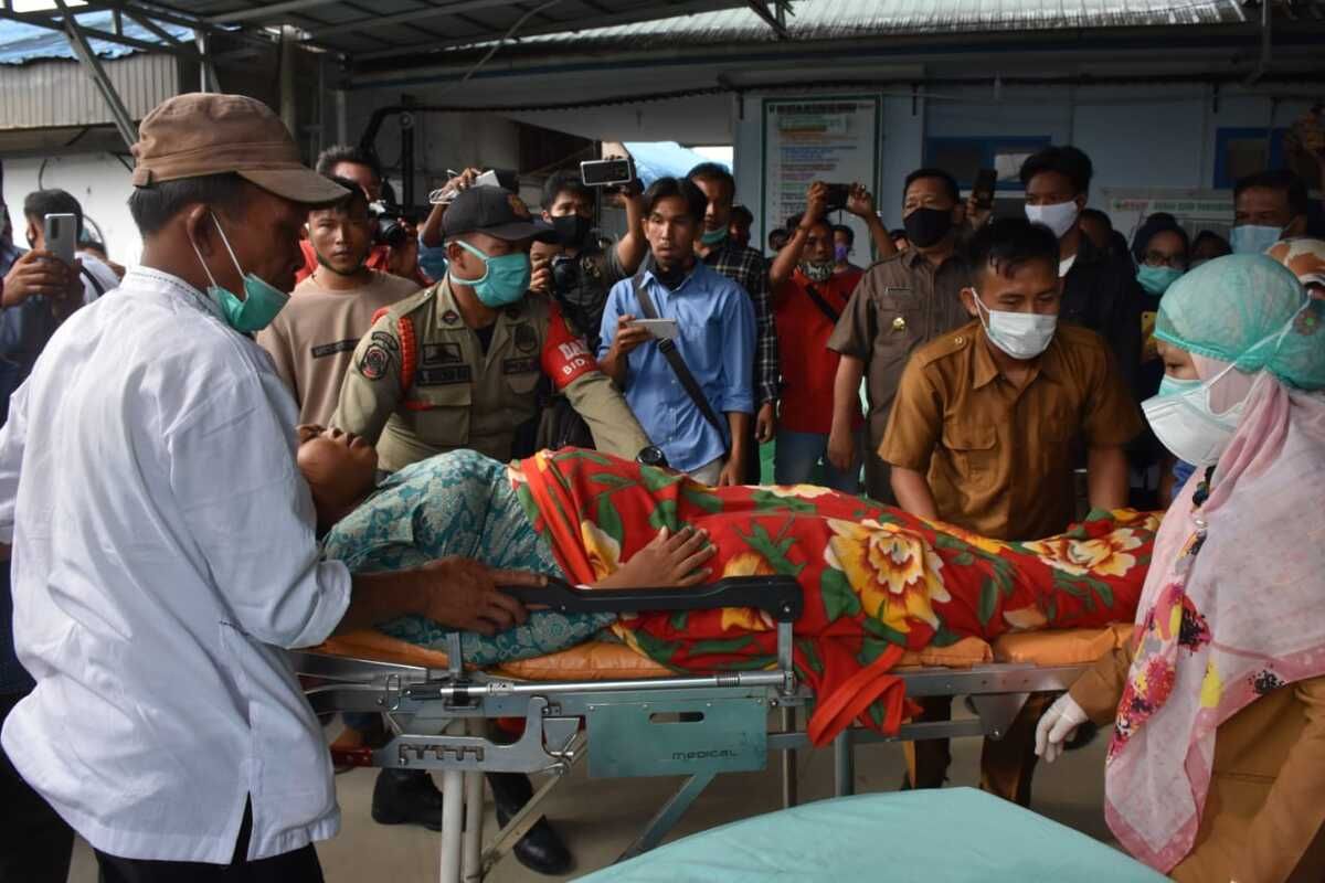 A resident of Sibanggor Julu in Puncak Sorik Marapi, Mandailing Natal regency arrives in Panyabungan Regional General Hospital to receive treatment after alleged poisonous gas spread through the village near a geothermal plant in Mandailing Natal, North Sumatera on Monday, January 25. 