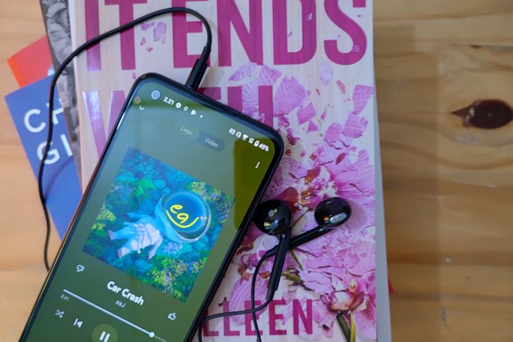 Ponsel flagship Asus Zenfone 9 ini masih dibekali colokan audio jack 3.5 mm. Sehingga penggemar earphone kabel masih bisa mendengarkan lagu dengan mudah, tanpa adaptor/dongle seperti di ponsel yang audio jack-nya menggunakan model USB Type-C.