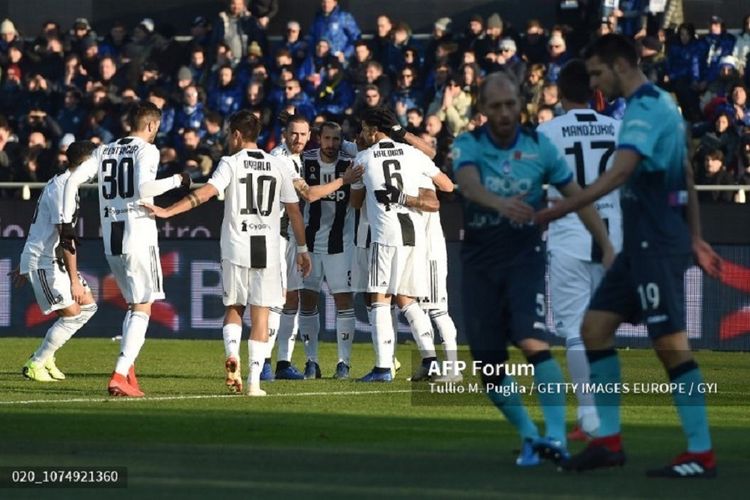 Para pemain Juventus merayakan gol bunuh diri yang dicetak bek Atalanta, Berat Djimsiti, dalam laga Boxing Day Liga Italia, Rabu (26/12/2018) malam.