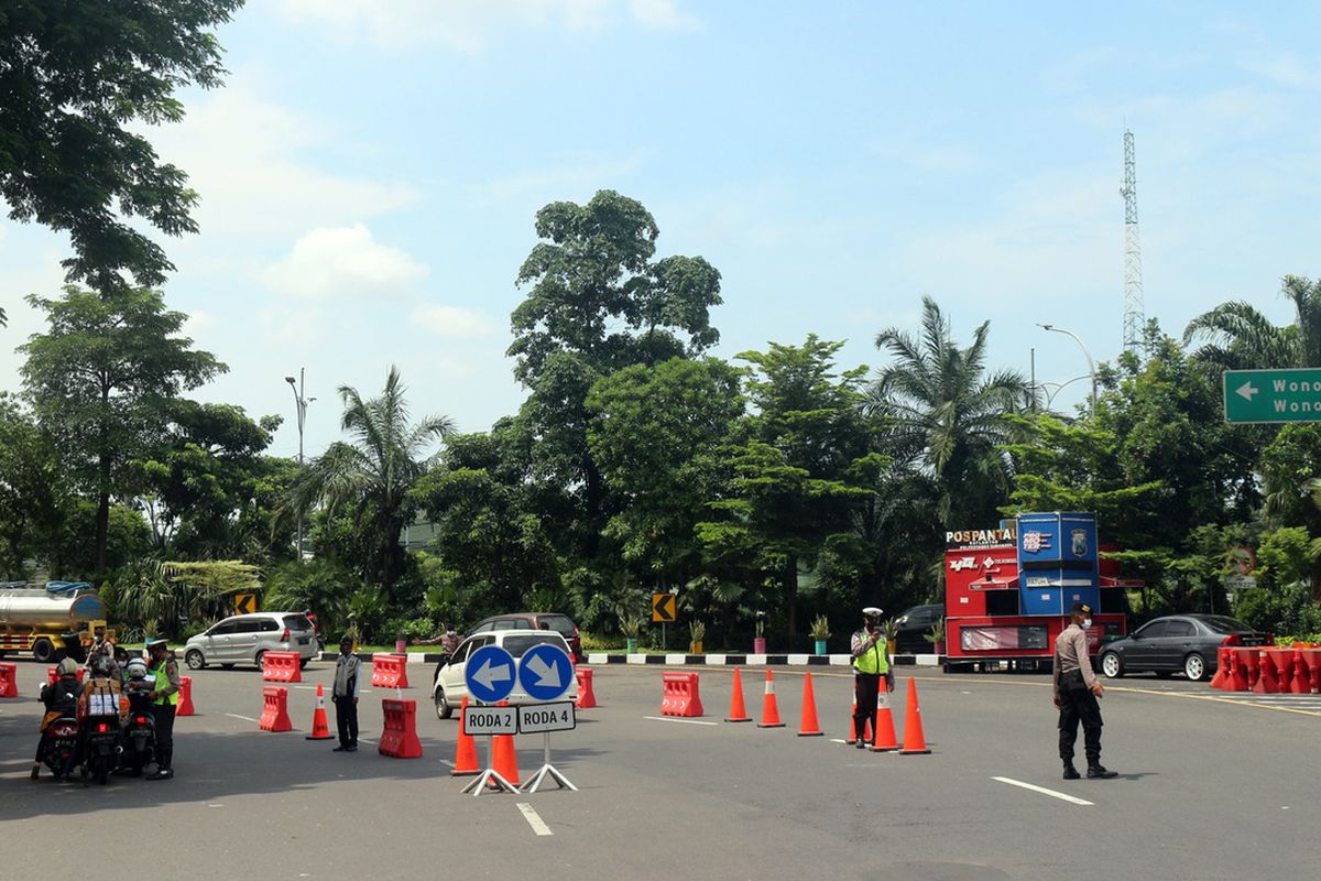 Posko check point Bundaran Waru, perbatasan Surabaya dan Sidoarjo, Jawa Timur, Rabu (29/4/2020), dijaga ketat petugas gabungan daei kepolisian, TNI, dan jajaran Pemerintah Kota Surabaya.