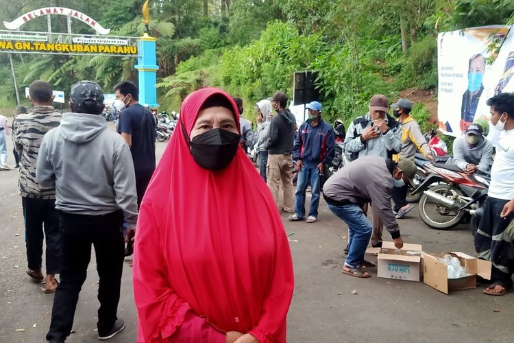 Eli (62), salah satu pedagang makanan di TWA Gunung Tangkuban Perahu