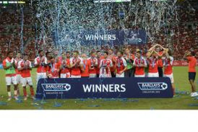 Tim Arsenal merayakan keberhasilan mereka menjuarai Barclays Asia Trophy 2015 usai menang 3-1 atas Everton 3-1 di Singapore National Stadium, Sabtu (18/7/2015).