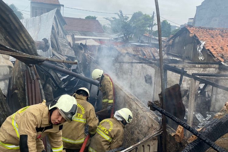 Pabrik kerupuk yang berada di Jalan Masjid, Petukangan Utara, Pesanggrahan, Jakarta Selatan, terbakar pada Jumat (23/12/2022) pagi. 