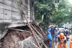 Petugas Pasang Kayu dan Bambu Topang Fondasi Rumah Ambles di Cipayung