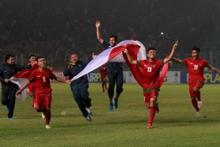 Pemain Indonesia berselebrasi setelah menundukkan Korea Selatan pada pertandingan kualifikasi Piala Asia U-19 di Stadion Utama Gelora Bung Karno, Jakarta, Sabtu(12/10/2013).  Indonesia lolos ke Piala Asia U-19 Myanmar 2014 setelah menundukkan Korea Selatan dengan skor 3-2. KOMPAS IMAGES/KRISTIANTO PURNOMO