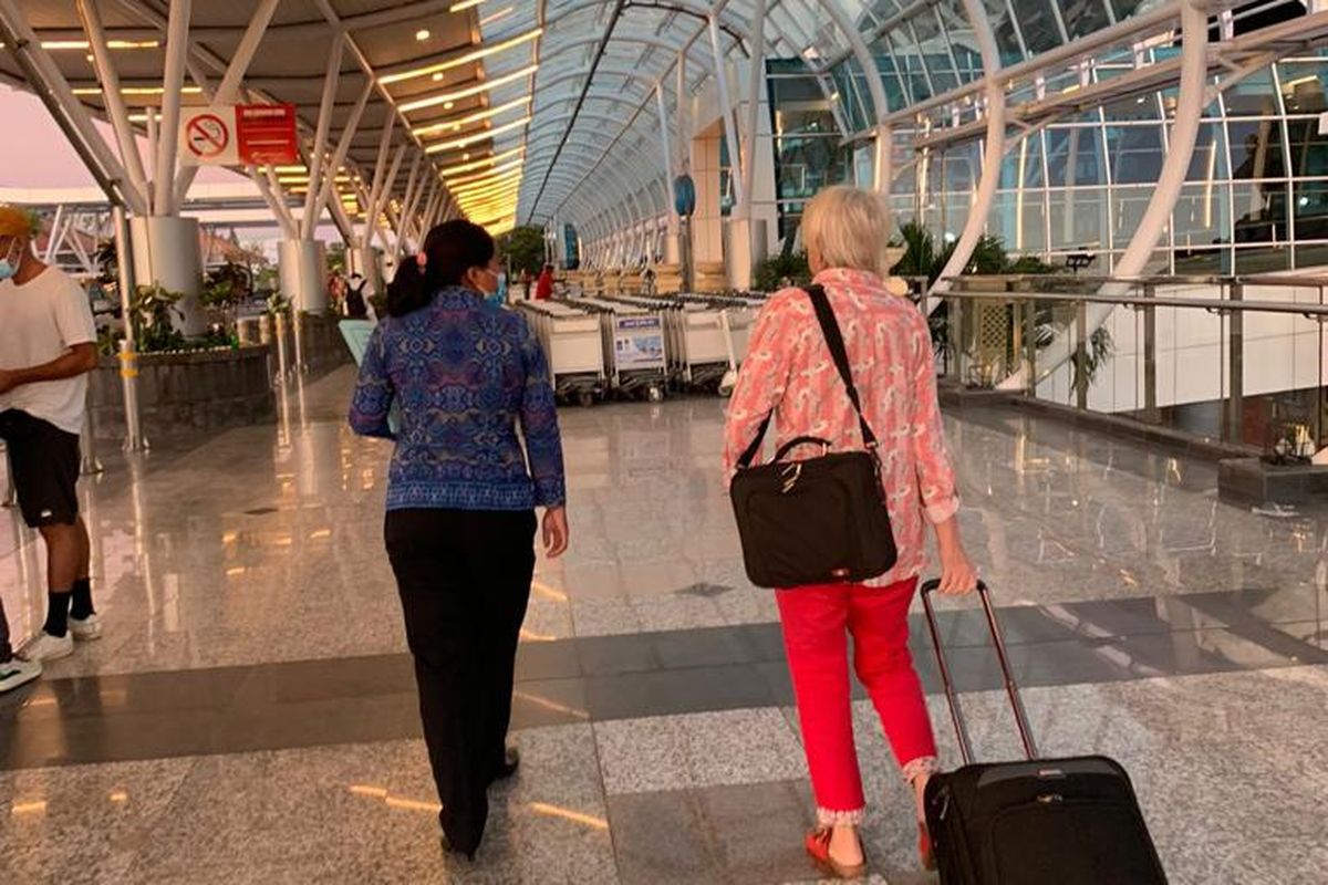 VM (68), WNA asal Belanda tengah menarik koper saat dideportasi melalui Bandara Internasional I Gusti Ngurah Rai, Badung, Bali, pada Selasa (19/7/2022). /Humas Kemenkumham Bali