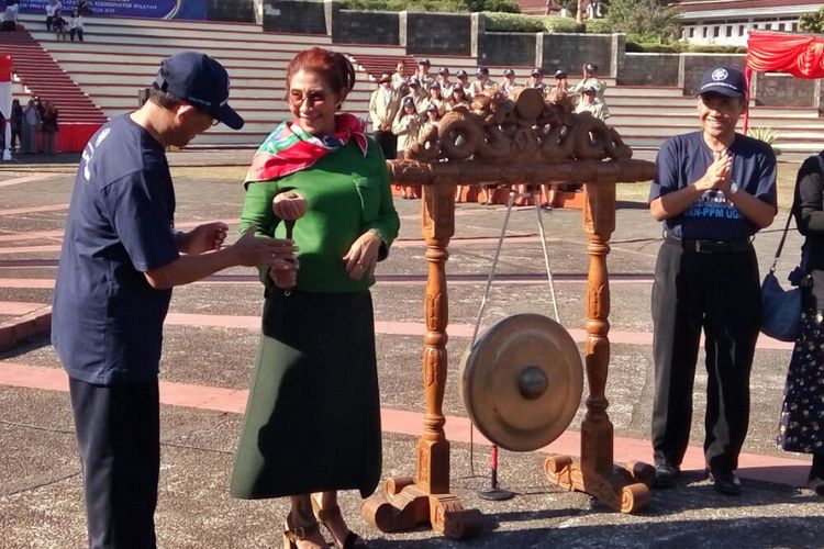 Menteri Kelautan dan Perikanan (KKP) Susi Pudjiastuti usai memukul gong sebagai tanda melepas ribuan mahasiswa Universitas Gadjah Mada (UGM) yang akan melaksanakan Kuliah Kerja Nyata-Pembelajaran dan Pemberdayaan Masyarakat (KKN PPM)