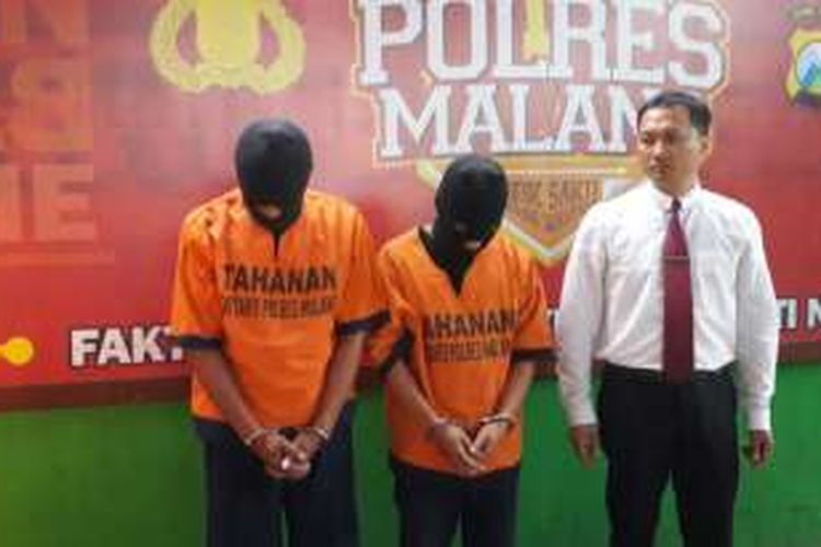 Kasatreskrim Polres Malang, AKP Adam Purbantoro saat bersama dua tersangka kasus penculikan balita, Selasa (25/10/2016)