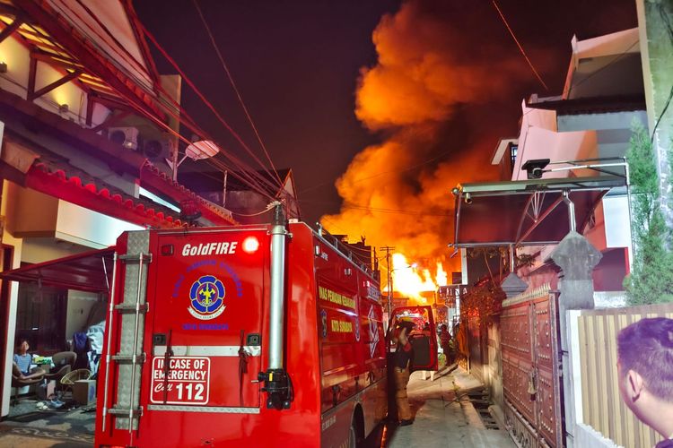 Pabrik lilin di Kota Surabaya, Jawa Timur, terbakar pada Jumat (20/10/2023)