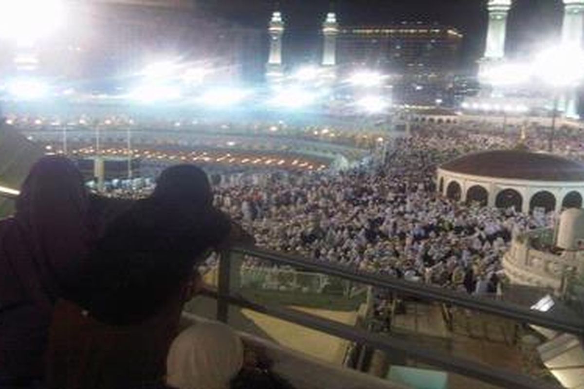 Jemaah haji memadati Masjidil Haram, Mekkah, Minggu (30/10/2011) malam.