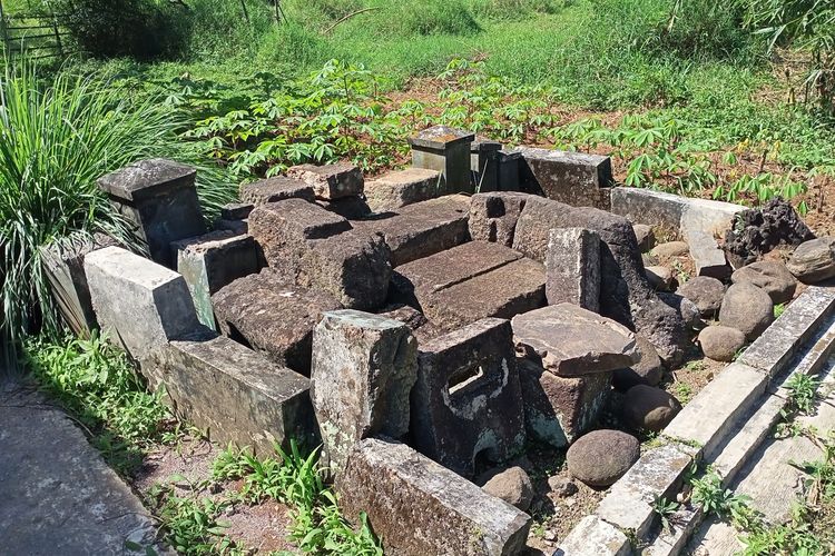 Kondisi Situs Cagar Budaya Candi Bojongemas di Desa Bojongemas, Kecamatan Solokanjeruk, Kabupaten Bandung, Jawa Barat tak terurus. Tak sedikit warga yang menganggapnya batuan biasa.