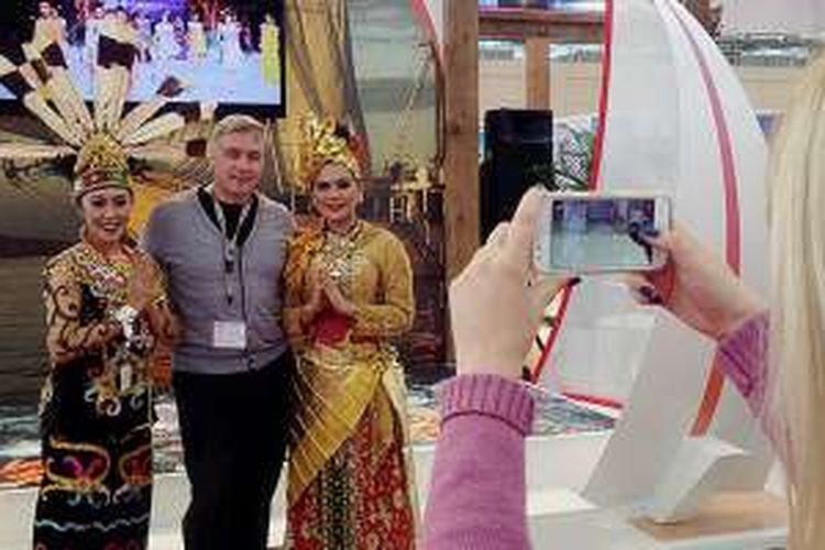 Indonesia mempromosikan pariwisata pada pameran Otdykh Leisure di Moskwa, Rusia, Rabu (21/9/2016). Pengunjung tertarik berfoto dengan penari di anjungan Indonesia. Sepanjang 2016, wisatawan Rusia yang berkunjung ke Indonesia diharapkan 75.000 orang.