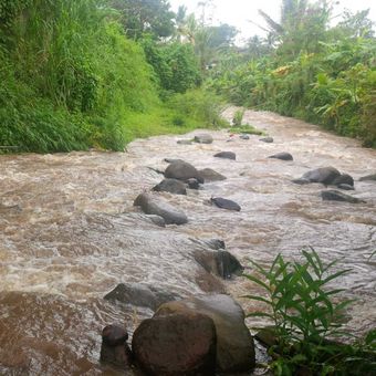 Seorang warga menunjukkan lokasi ditemukannya puluhan batu bertumpuk di Sungai Cibojong, Desa Jayabakti, Kecamatan Cidahu, Sukabumi, Jawa Barat, Senin (5/2/2018).