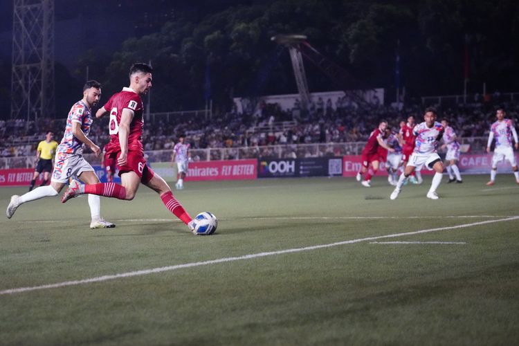 Sandy Walsh bersiap melepas operan dalam laga Grup F putaran kedua Kualifikasi Piala Dunia 2026 antara Filipina vs Indonesia di Stadion Rizal Memorial, Manila, Selasa (21/11/2023).