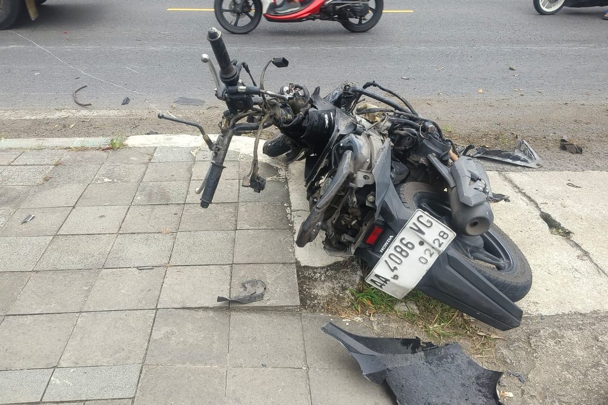 Kondisi Honda Beat setelah dihantam Toyota Kijang, Senin (9/3/2026).