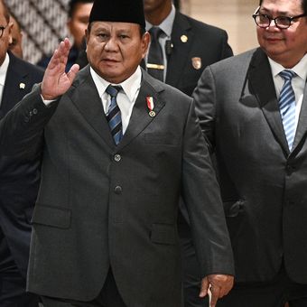 Presiden Prabowo Subianto (tengah) didampingi Menko Perekonomian Airlangga Hartarto (kedua kanan), Menteri Investasi dan Hilirisasi/Kepala BKPM sekaligus CEO Badan Pengelola Investasi Daya Anagata Nusantara (Danantara) Rosan P. Roeslani (kedua kiri), dan Sekretaris Kabinet Teddy Indra Wijaya (kanan) tiba di lokasi acara Indonesia Economic Outlook 2026 di Wisma Danantara, Jakarta, Jumat (13/2/2026). Forum Indonesia Economic Outlook 2026 merupakan wadah untuk menyampaikan arah kebijakan ekonomi pemerintah sekaligus meyakinkan investor mengenai ketahanan ekonomi Indonesia. ANTARAFOTO/Fauzan/app/nz