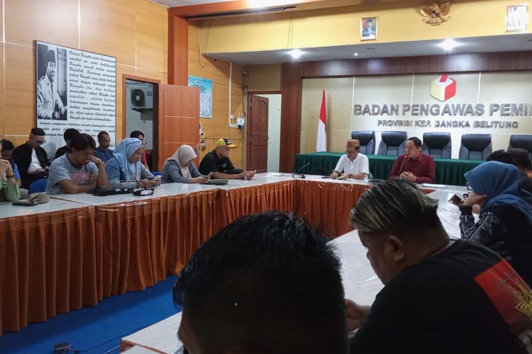 Rapat pengawasan penetapan hasil Pemilu 2024 di kantor Bawaslu Bangka Belitung, Jumat (5/4/2024).