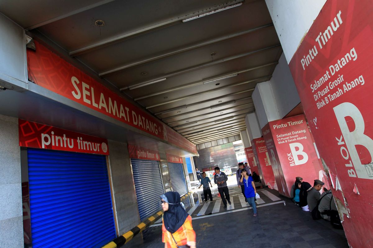 Suasana Pasar Tanah Abang Blok B, Jakarta Pusat terlihat sepi karena masih tutup libur lebaran, Jumat (24/7/2015). Pasar Tanah Abang Blok A dan B akan kembali buka pada Senin (27/7/2015). KOMPAS IMAGES/KRISTIANTO PURNOMO