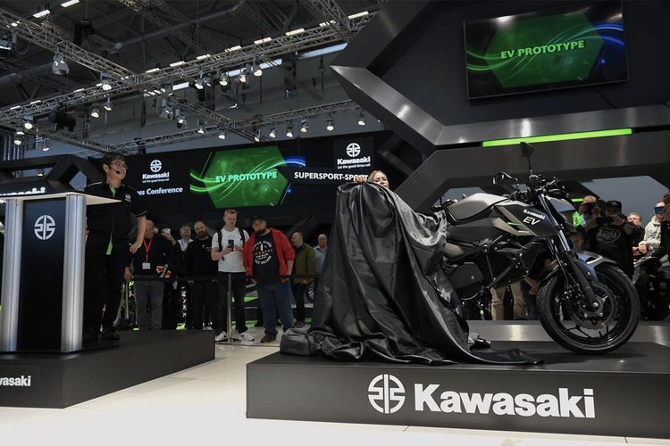 Kawasaki memperkenalkan prototipe motor listrik di pameran Intermot di Cologne, Jerman