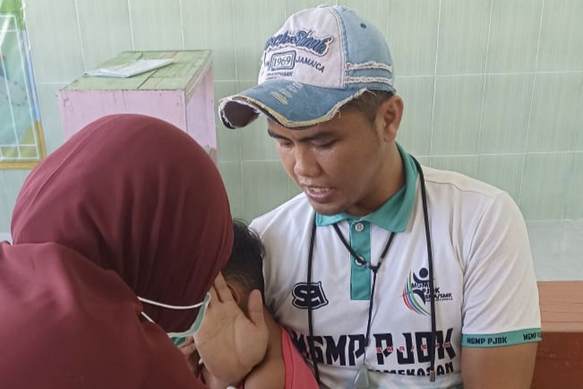 Salah satu balita sedang divaksin campak di Pamekasan, Senin (1/9/2025)