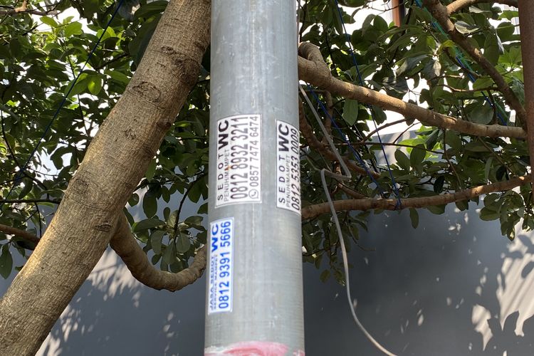 Tiang Listrik Jadi Papan Iklan Gratis, Stiker Sedot WC Bertahan di Tengah Gempuran Media Sosial
