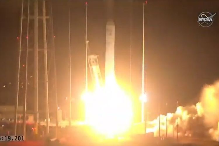 Roket Northrop Grumman Antares membawa kapal kargo Cygnus NG-14 menuju Stasiun Luar Angkasa Internasional (ISS) dari Fasilitas Penerbangan Wallops NASA di Pulau Wallops, Virginia pada 2 Oktober 2020. Salah satu muatan adalah toilet terbaru untuk astronot di ISS. 