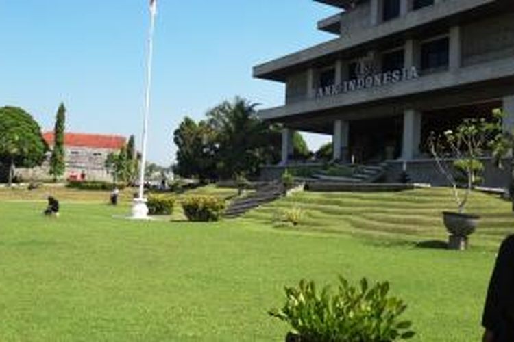 Anggota dari Satbrimob Polda Jawa Timur, sedang menyiapkan peralatan untuk meledakkan bom yang ditemukan di Kantor Bank Indonesia (BI) Jember, Jumat (23/5/2014)