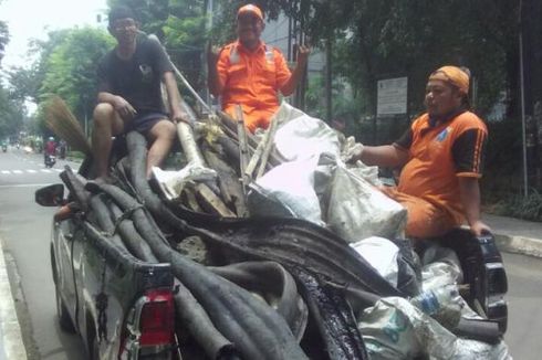 Sudah 7 Mobil Angkut Kulit Kabel dari Gorong-gorong di Gatot Subroto