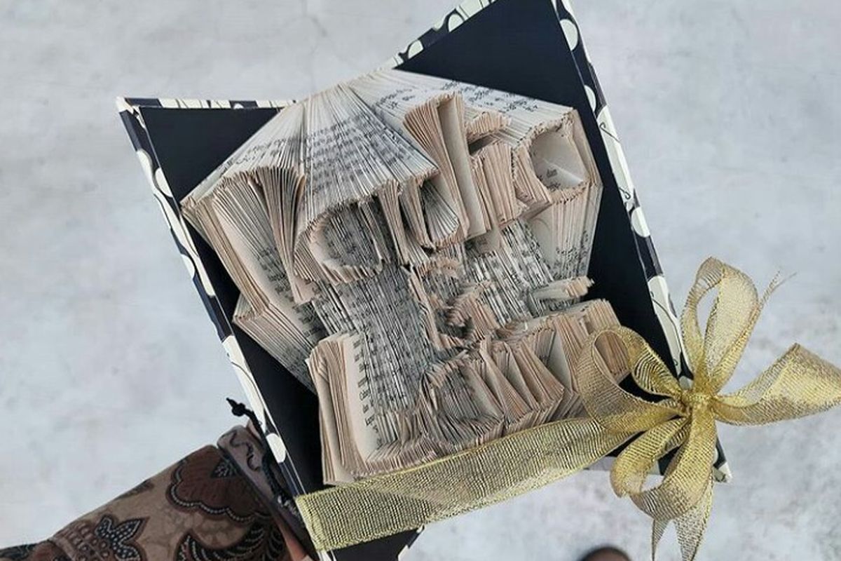 Kreafitias Nurman Amirudin yang membuat book folding untuk kado perniakah atau ulang tahun dari novel bekas.