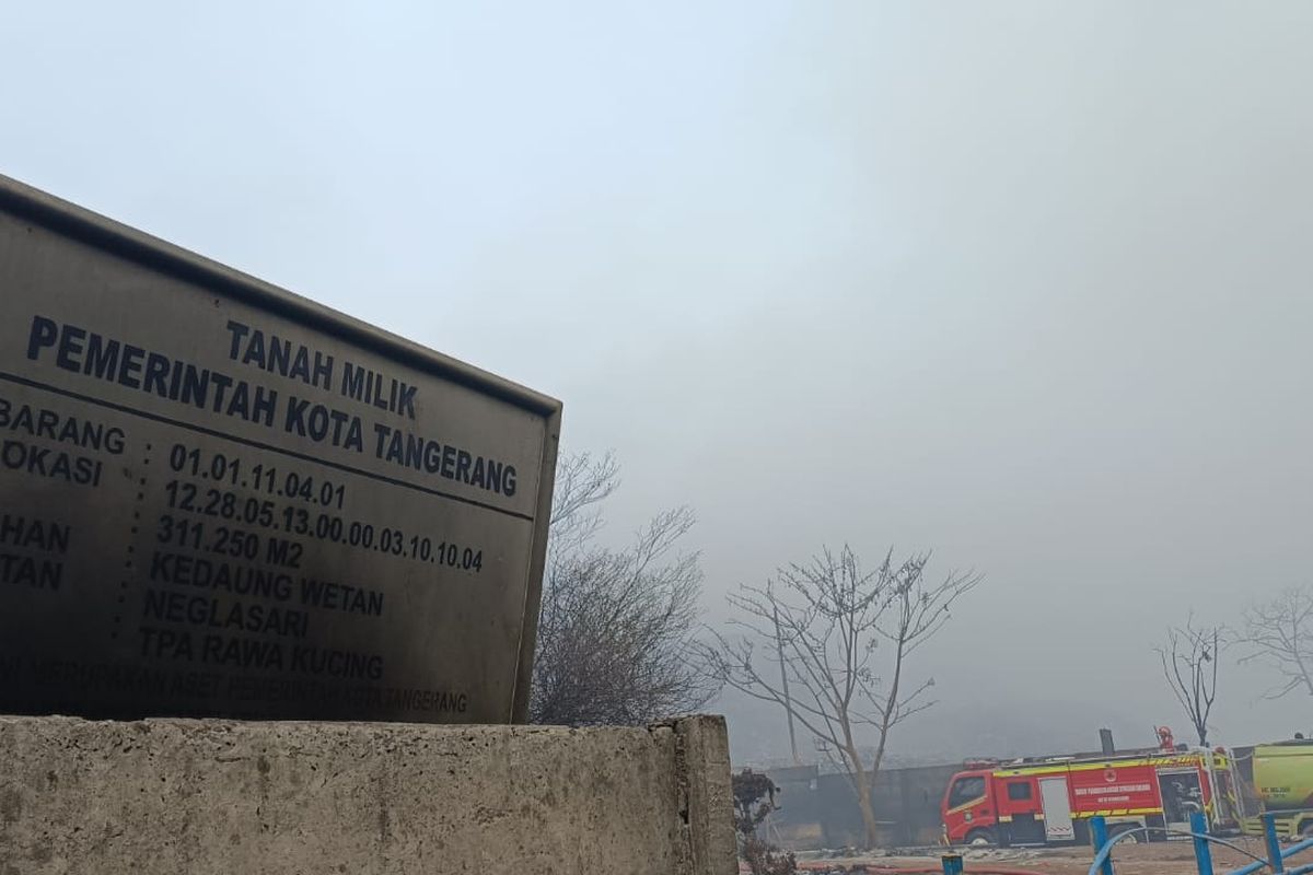 TPA Rawa Kucing yang terletak di Kedaung Wetan, Neglasari, Kota Tangerang. Hingga Senin (23/10/2023), kabut asap masih menyelimuti kawasan TPA Rawa Kucing. Sejumlah titik api hingga kini masih terus dipadamkan.